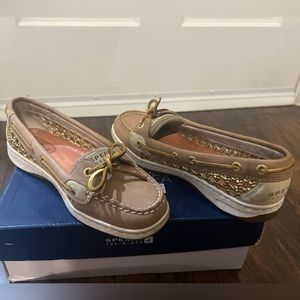 Sperry -
Angelfish in cane linen style # 9432212 in size 6M, very good condition
